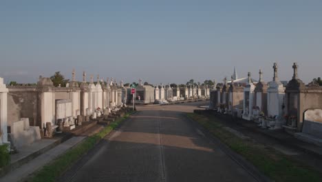 Drohne-Fliegt-Tief-über-Einem-Friedhof-In-New-Orleans