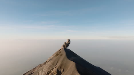 Luftbildvideo-Des-Vulkans-Fuego,-Der-Bei-Sonnenaufgang-In-Guatemala-In-Der-Nähe-Von-Antigua-Ausbricht