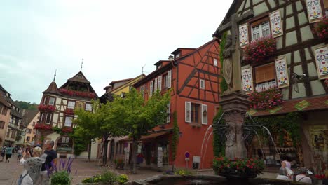 Brunnen-Im-Zentrum-Des-Dorfes-Kayserberg