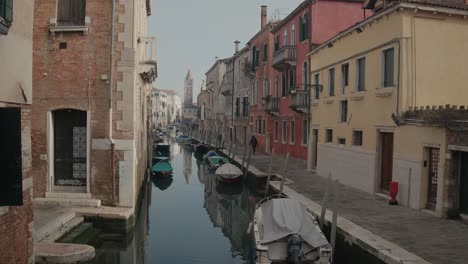 Moores-Boote-Auf-Venezianischen-Wasserstraßen-Flüstern,-Bunte-Fassaden-Säumen