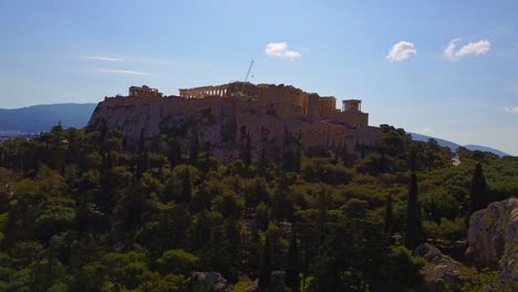 Ruinen-Der-Akropolis-Mit-Einer-Tief-Ausfahrenden-Drohne-Mit-Neigung-Nach-Oben-Geschossen,-Griechenland