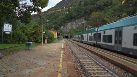 El-Tren-Llega-A-La-Estación-De-Tren-De-Varenna.