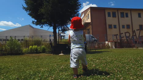 Siguiente-Niño-De-Dos-Años-Caminando-En-El-Patio-Con-Una-Botella-De-Plástico