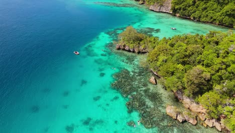 Drone-Elevándose-Sobre-El-Arrecife-De-Coral-En-Una-Isla-Escondida-En-Fiji-Donde-Los-Buceadores-Exploran