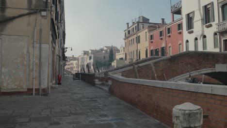 Kanalseitiger-Gehweg-In-Venedig-Mit-Brücke,-Italien