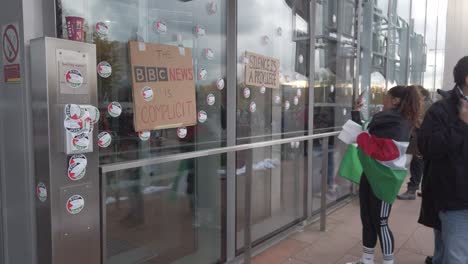 Primer-Plano-De-Personas-Fotografiando-La-Puerta-De-Entrada-De-La-BBC.