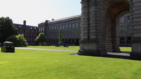 Auf-Dem-Vorplatz-Des-Trinity-College-Stehen-Der-Campanile,-Die-Alte-Bibliothek-Und-Das-Rubrikengebäude