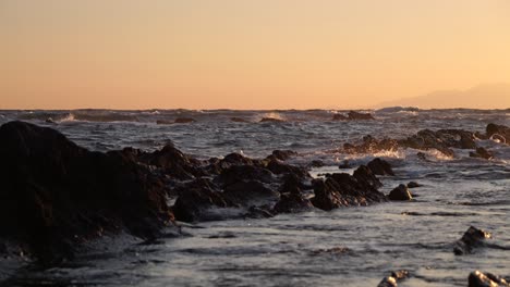 Wildes-Meer-Mit-Brechenden-Wellen-Während-Des-Wunderschönen-Sonnenuntergangs-Am-Meer