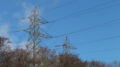 Torres-Eléctricas-Contra-Un-Cielo-Azul.-Invierno.-Reino-Unido