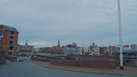Eine-Schöne-Und-Reizende-Aussicht-Auf-Europäische-Stadt-Straßen-Der-Niederlande-Holländisch-Holland-Traditionelle-Architektur-Von-Häusern-Und-Gebäuden-Mit-Straße-Und-Auto