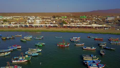 Barcos-Pesqueros-Anclados-En-El-Puerto-De-Paracas-A-Lo-Largo-De-La-Playa-Del-Chaco-En-Perú.