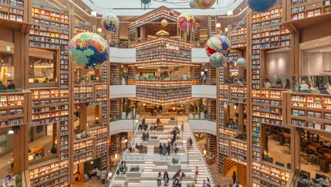 Lapso-De-Tiempo-De-Personas-Que-Visitan-La-Sala-De-La-Biblioteca-Starfield-Suwon-Decorada-Con-Enormes-Estanterías-Y-Libros