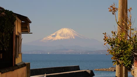 Famoso-Monte-Fuji-En-Japón-Visto-Desde-Un-Callejón-Estrecho-En-Hayama,-Kanagawa
