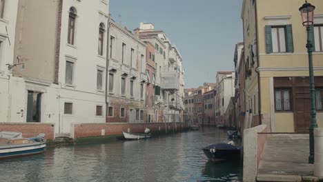 Ruhige-Kanalszene-In-Venedig-Mit-Festgemachten-Booten,-Italien
