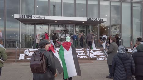Eine-Kleine-Gruppe-Von-Demonstranten-Vor-Dem-Hauptsitz-Der-Schottischen-BBC