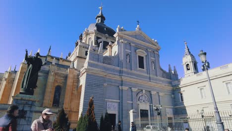 Vista-De-La-Catedral-De-La-Almudena-A-Través-De-Puertas,-Gran-Iglesia-En-Madrid