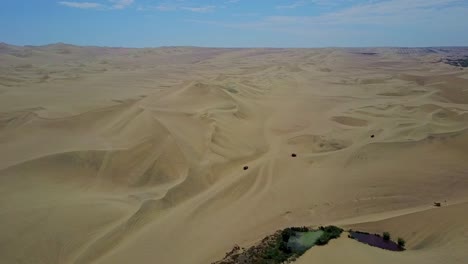 Sandbuggys-Fahren-über-Sanddünen-In-Der-Huacachina-Oase-Mit-Einer-Luftaufnahme-Einer-Drohne