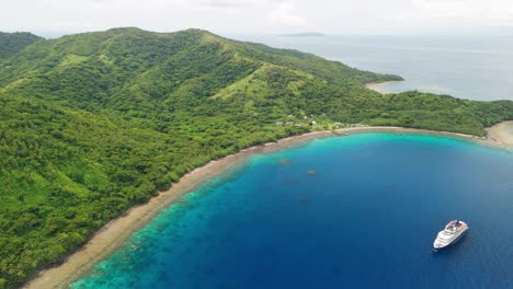 Kreuzfahrtschiff-Vor-Kleiner-Abgelegener-Insel-Auf-Den-Fidschi-Inseln-Vor-Anker