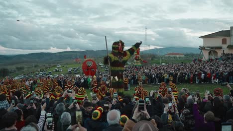 Caretos-Of-Podence:-Querma-Do-Mascarado-Erregt-Aufmerksamkeit-Beim-Festival