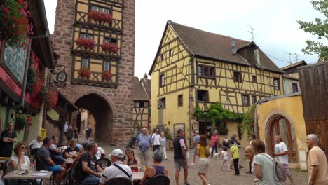 Wenn-Sie-Durch-Riquewihr-Spazieren,-Können-Sie-Das-Neoklassizistische-Rathaus-Entdecken