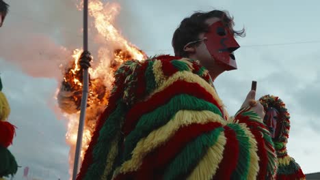 Fröhliche-Caretos-Im-Schein-Der-Karnevalsflammen,-Podence,-Portugal