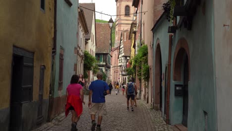 Riquewihr-Ist-Eine-Beliebte-Touristenattraktion-Aufgrund-Seiner-Historischen-Architektur-Und-Ist-Auch-Für-Den-Riesling-Und-Andere-Im-Dorf-Produzierte-Weine-Bekannt