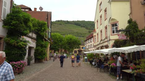 El-Pintoresco-Pueblo-De-Kayserberg-Está-Rodeado-De-Viñedos,-Vegetación-Y-Montañas.