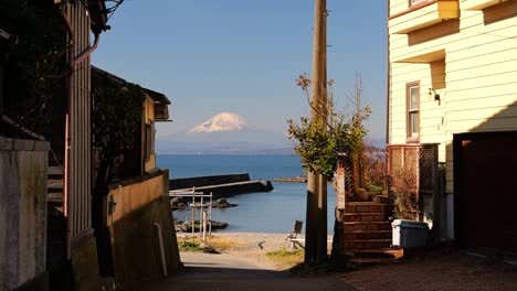 Calm-and-relaxing-scenery-inside-small-seaside-town-in-Japan-with-Mt