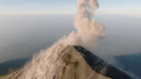 Aéreo:-Humo-Saliendo-Del-Cráter-Del-Volcán-Fuego-En-Guatemala-Durante-El-Amanecer