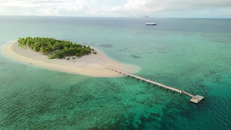 Filmischer-Drohnenflug-über-Den-Anlegesteg-Einer-Privaten-Insel-In-Fidschi-Bei-Sonnenuntergang