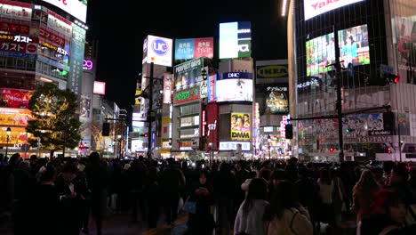 Vista-En-Cámara-Lenta-Sobre-El-Famoso-Cruce-De-Shibuya-Por-La-Noche-Con-Mucha-Gente