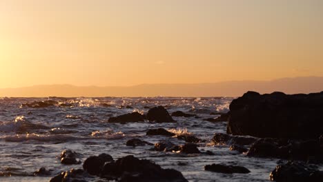 Wunderschöne-Meereslandschaft-Bei-Sonnenuntergang-Mit-Brechenden-Wellen