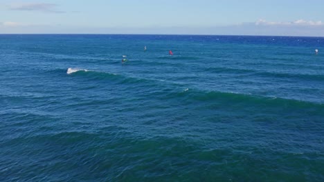 Drohnenaufnahmen-Einer-Kleinen-Gruppe-Von-Kiteboardern,-Die-über-Die-Meeresoberfläche-In-Der-Nähe-Von-Diamond-Head,-Oahu,-Hawaii-Segeln