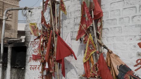 Banderas-Rojas-Sagradas-Ofrecidas-Por-Un-Devoto-En-El-Templo-Durante-El-Día