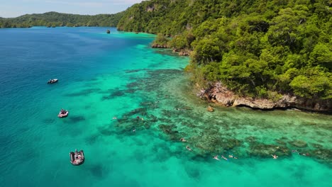 Drone-Volando-Sobre-Buceadores-En-Fiji-A-Lo-Largo-De-Arrecifes-De-Coral