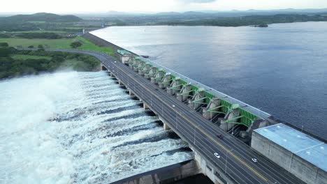 Toma-Aérea-De-Una-Gran-Represa-En-Venezuela-Con-Rotación-De-Guiñada.