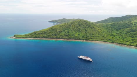 Un-Dron-Vuela-Alrededor-De-Un-Crucero-Que-Flota-Frente-A-La-Costa-De-Una-Isla-De-Fiji