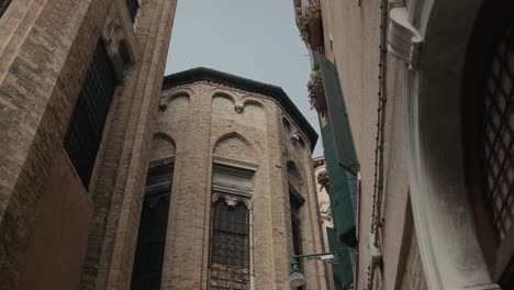 Arcos-Góticos-De-Una-Aislada-Iglesia-Veneciana,-Italia