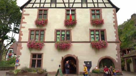 Touristen-Ruhen-Sich-Vor-Einem-Schönen-Haus-Im-Dorf-Kayserberg-Aus