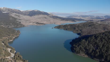 Höhenansicht-Aoos-Frühling-See-Epirus-Griechenland-Winter-Sonniger-Tag