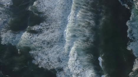 Wellen-Brechen-An-Einem-Strand-An-Der-Südküste-Chiles
