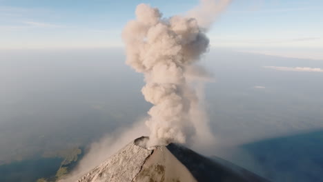 Aéreo:-Humo-Saliendo-Del-Cráter-Del-Volcán-Fuego-Durante-El-Amanecer-En-Guatemala