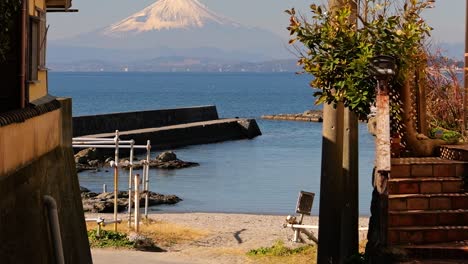 Hermosa-Revelación-Cinematográfica-Del-Monte-Fuji-Desde-Un-Pequeño-Callejón-En-Una-Ciudad-Costera-Japonesa.