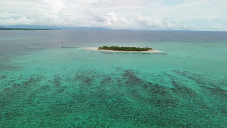 Flug-über-Eine-Von-Korallenriffen-Umgebene-Insel-In-Fidschi