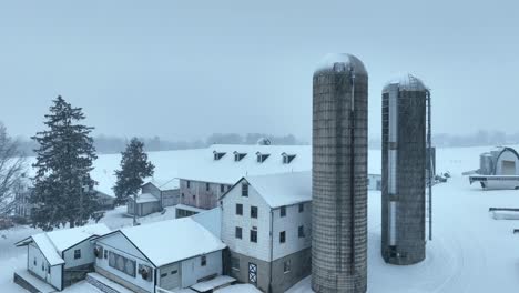 Amerikanisches-Bauernhaus-Mit-Silolagerung-Im-Winterschnee