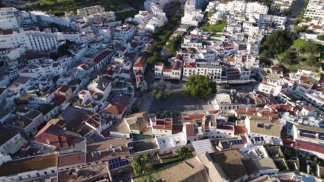 Plaza-Central-De-Albufeira-Bañada-Por-El-Sol,-Panorama-Aéreo.-Algarve,-Portugal