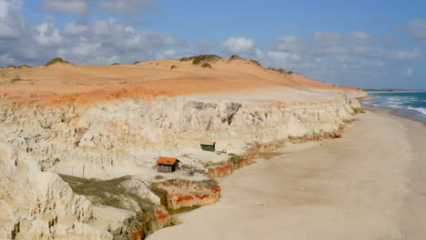 Vista-Aérea-De-Los-Acantilados-Y-La-Playa-De-Morro-Branco,-Ceará,-Fortaleza.