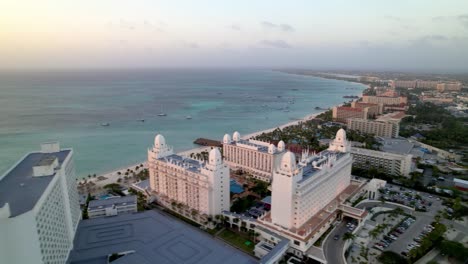 Antena-De-Hoteles-Y-Casinos-De-Gran-Altura-A-Lo-Largo-De-Palm-Beach-En-Aruba.