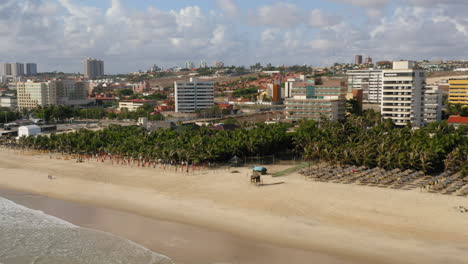 Luftaufnahme-Des-Strandes,-Der-Palmen-Und-Der-Umliegenden-Stadt,-Praia-Do-Futuro,-Ceara,-Brasilien