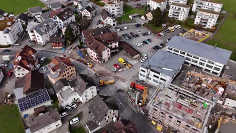 Sitio-De-Construcción-Con-Camión-Y-Grúa-En-Un-Pequeño-Pueblo-Suizo